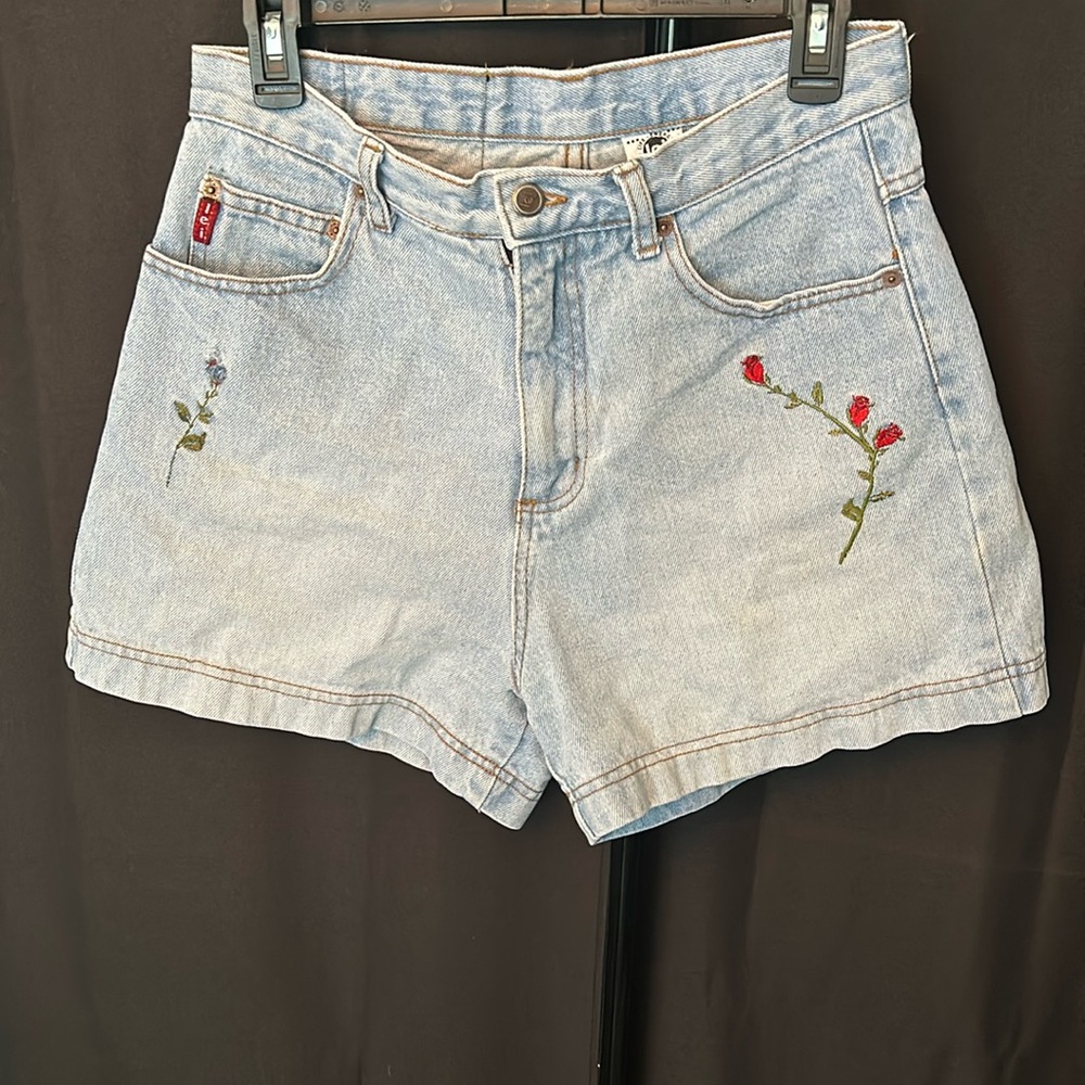 Adorable 90’s light wash denim jean shorts